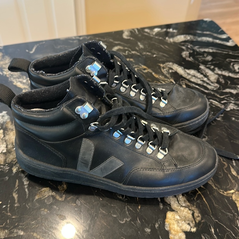 Veja Black Leather High Tops Eur 41